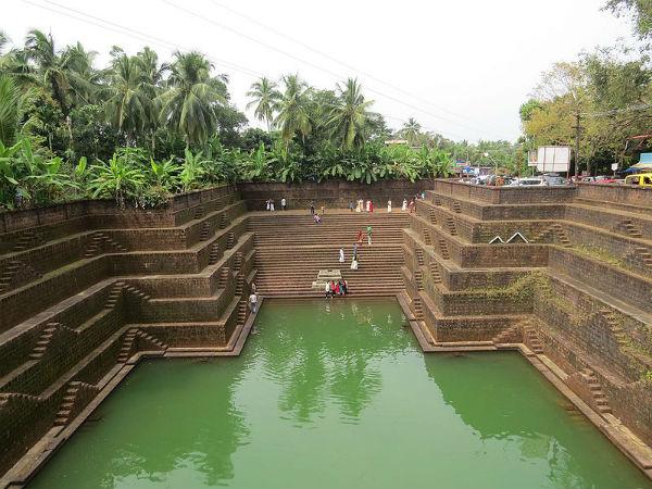 పరాలస్సరి లోని కోనేరులోని మెట్డు రాతితో నిర్మించబడినవి