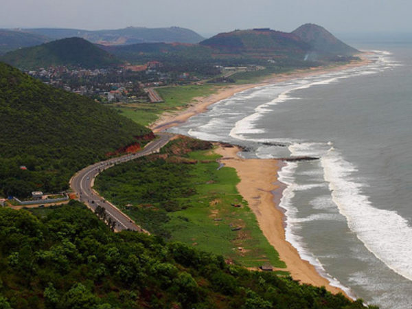 ఒడ్డుకు వచ్చిన అలలు వెళ్తూ వెళ్తూ..