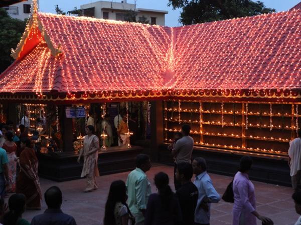 ఈ ఆలయం లోపలి భాగంలో