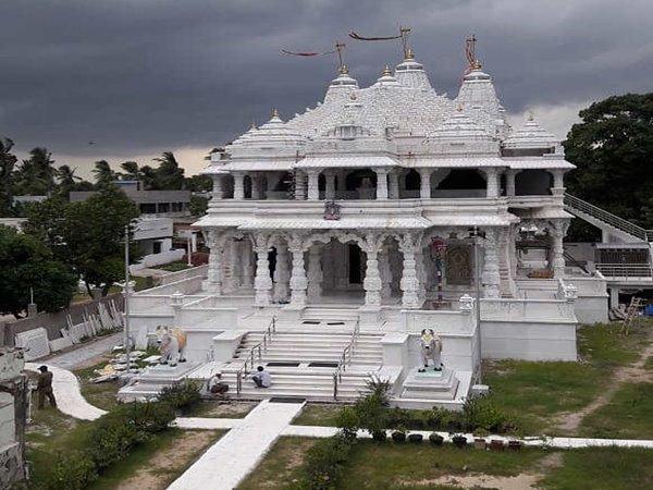  శ్రీ నందన్ విజయాజ్ మహారాజ్ ఆధ్వర్యం లో అక్కడే పేద తిమిరంలో ..