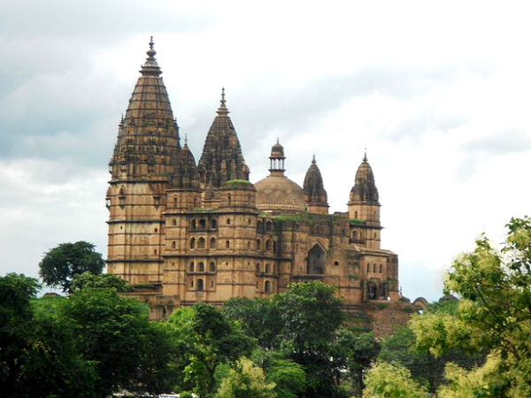 ఆనంద మహల్, హర్దు వాల్ మందిరాలు వైభవంగా ఉంటాయి