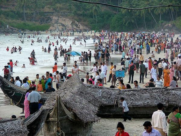 హోరెత్తే శబ్దాలతో, దగ్గరగా వచ్చి వెళ్తున్న అలలు 
