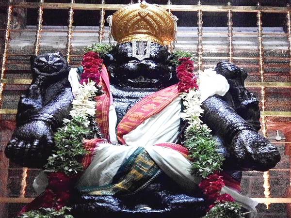 నరసింహస్వామి వారు పద్మపీఠంపై రెండు కాళ్లను కత్తెర వలె ఉంచి ప్రత్యేకమైన ఆసనంలో కనిపిస్తారు