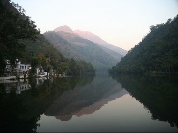 ఈ దేవాలయం యొక్క ఈశాన్య భాగంలో ‘జల్ కుండ్’ అని పిలిచే వాటర్ ట్యాంక్