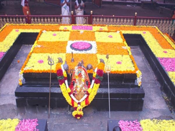 ఆకాశమే పై కప్పుగా సప్తవర్ణ రంజిత పుష్పాలు,