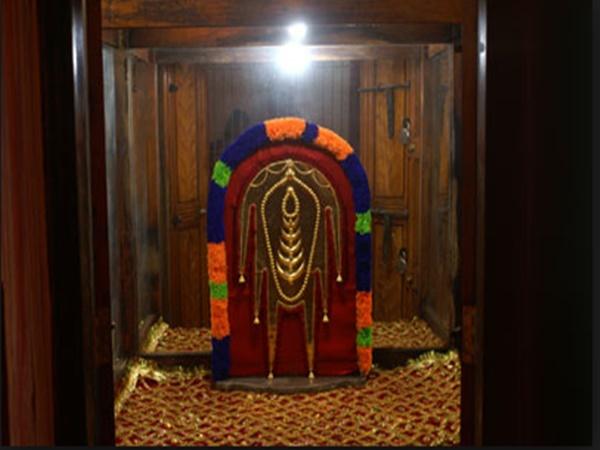 గుడిలోకి చేరుకునే భక్తులు తమ మనసులోనే ఆ మూర్తిని 