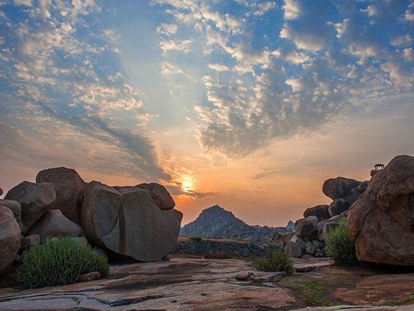 పురాణ కాలం నుండి జంట శిలలు ఎలాంటి వాతావరణ స్థితులనైనా ఎదుర్కొని