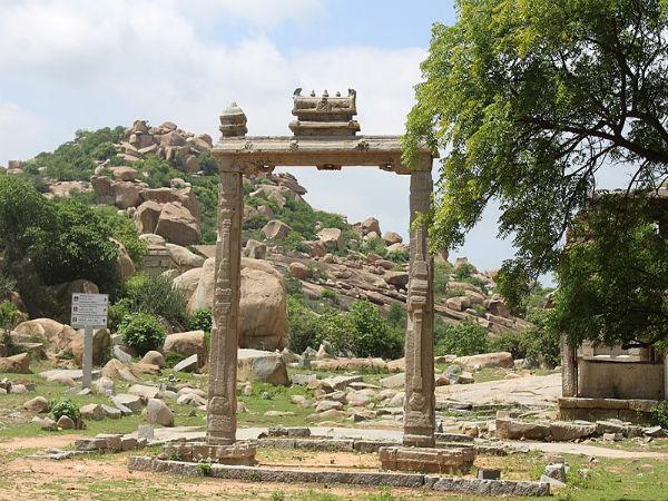 అక్కచెల్లెలు కొండగా మారిని రాళ్ళు నుండి ఇప్పుడు అనేక శతాబ్దాలు