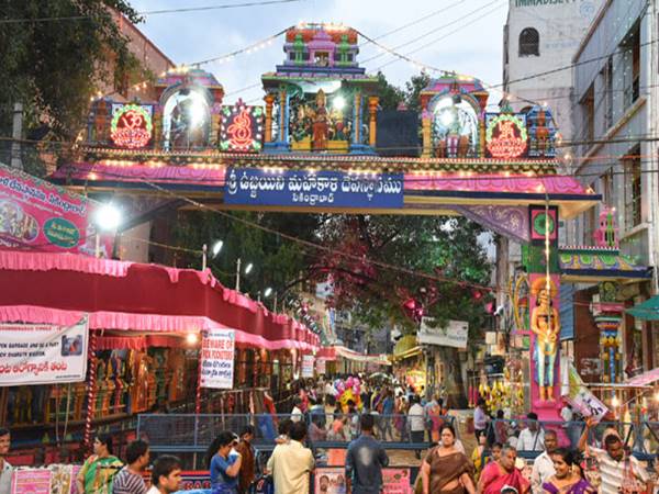 కట్టెలతో తయారు చేసిన మహంకాళి అమ్మవారి విగ్రహాన్ని ప్రతిష్ఠించి