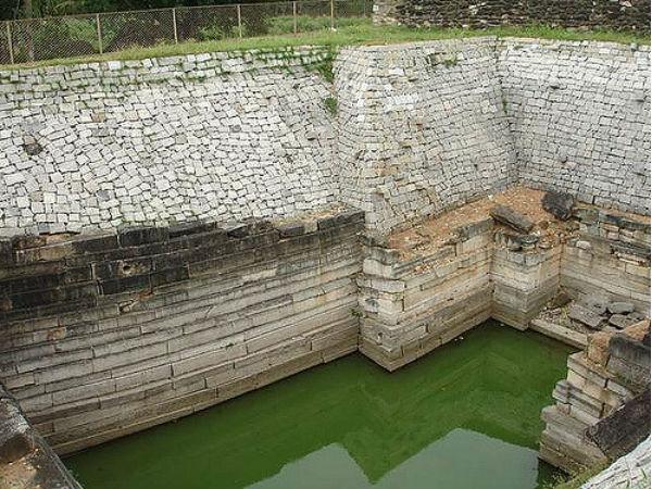 ప్రవేశద్వారం వద్ద ఒక పుష్కరణి