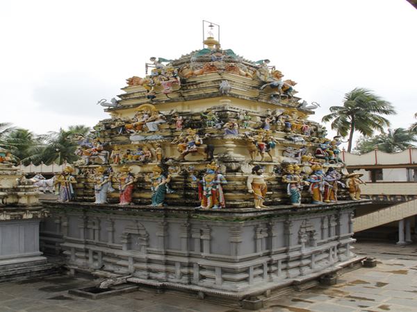 ఆలయ గోపురం..