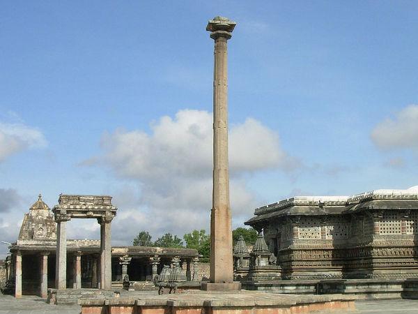 బేలూర్ - గ్రావిటీ పిల్లర్