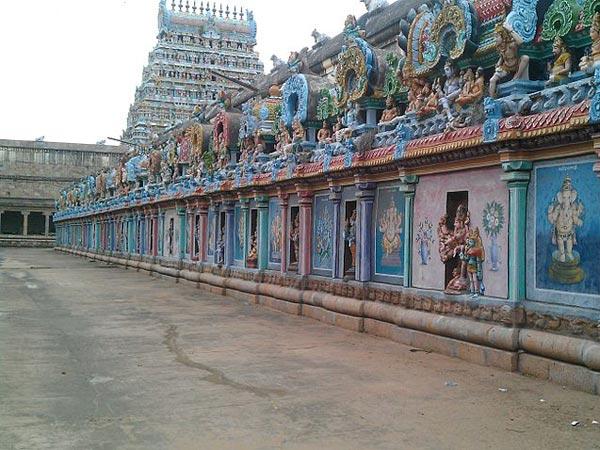 సప్త విగ్రహ మూర్తులకు మధ్యలో కొలువుతీరిన మహాలింగేశ్వరుడు