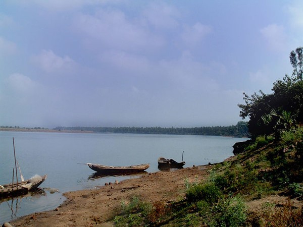 అప్పనపల్లి దేవాలయం మూడువైపులా గోదావరి నదితో, మరోవైపు