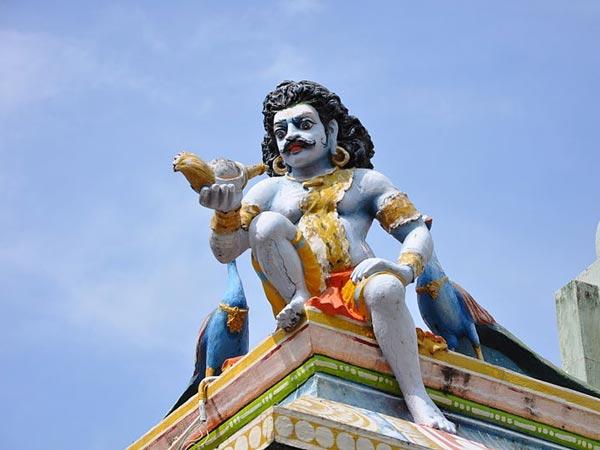 ప్రవేశ ద్వారం నుంచి ఎట్టి పరిస్థితుల్లోనూ బయటికి వెళ్లరు