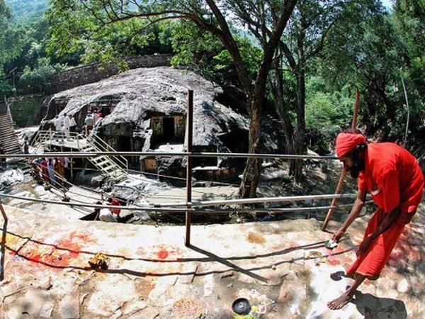 కొండల మధ్య సుందర కోన! కొండల మధ్య సుందర కోన!