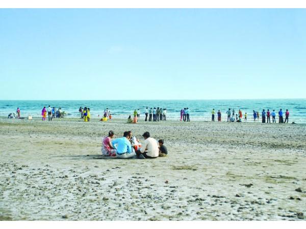 డుమాస్ బీచ్