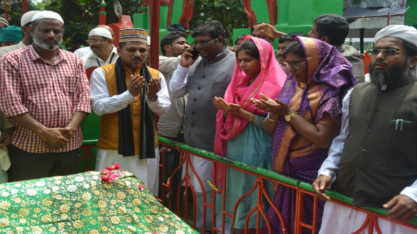 barashahiddargah festival